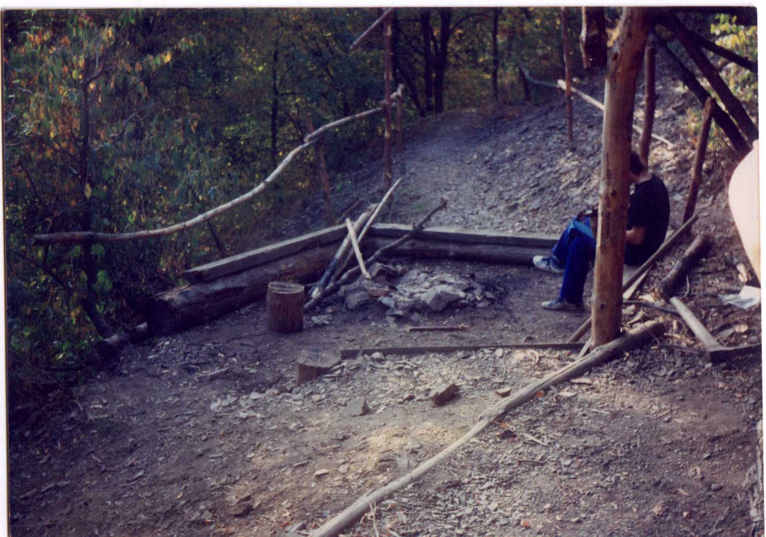 Plcek s ohnitm na prostranstv ped srubem v r.1992