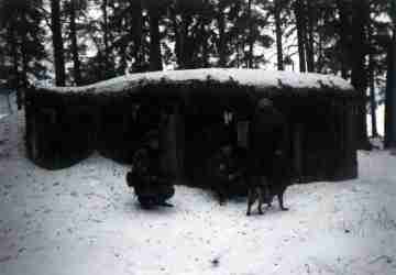 Já, Karlik, Kóža a pes u bunkru na břehu rybníka Osika