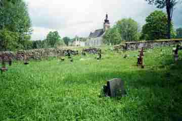 pohled na kostel od hřbitova