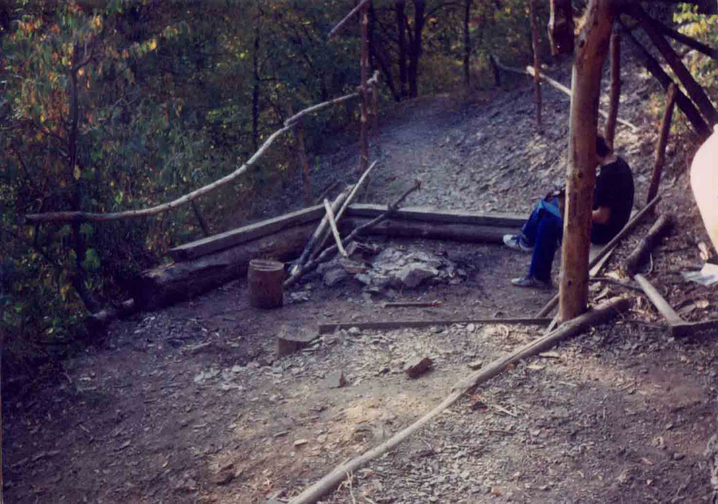 Plcek s ohnitm na prostranstv ped srubem v r.1992