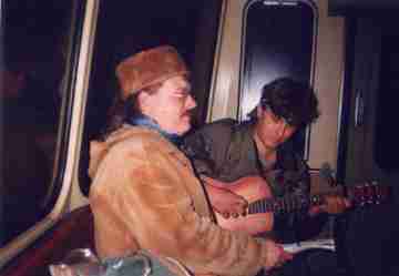 Ve vlaku začínáme hrát na kytaru